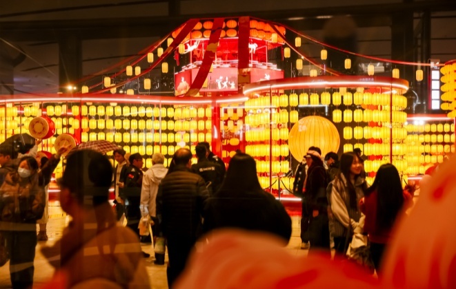 灯笼市集+非遗展演+深夜食堂，跨年消费“燃”动武汉